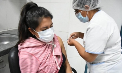 Vacunación Covid a joven en edad escolar