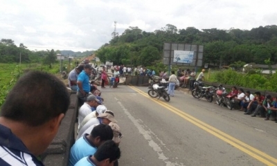 Bloqueo de la carretera Cochabamba – Santa Cruz. 