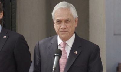 Piñera no sufrió ningún daño, se sacudió el agua y continuó despidiéndose de varias personas con normalidad. |
