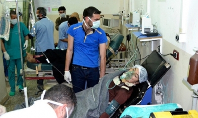 Una mujer siria afectada por un supuesto ataque con gas en Telminnes