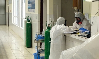 PERSONAL. Funcionarios que se ocupan del área covid en el hospital Santa Bárbara.