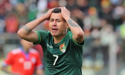 Juan Carlos Arce se lamenta en el estadio Hernando Siles. Foto: EFE.
