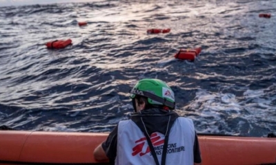 El barco Geo Barents operado por Médicos sin Fronteras (MSF) rescató una barcaza con migrantes en el Mediterráneo central.