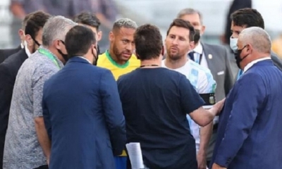 Neymar y Messi hablan con los miembros de la Agencia Nacional de Vigilancia Sanitaria brasileña - EFE