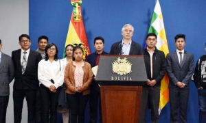 Así fueron despedidos los becados/Foto. ABI