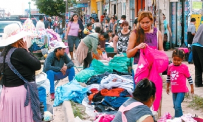 Esa área pública está ocupada por vendedores de ropa usada, de frutas y artefactos electrónicos. Foto: El Deber