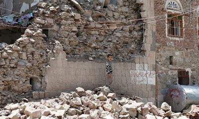 Un niño ante una casa destruida en un ataque aéreo en Saná, Yemen