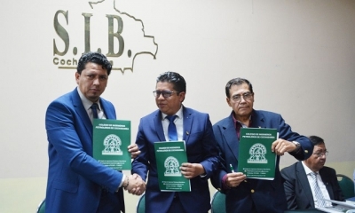 El presidente de YPFB, Óscar Barriga Arteaga, el presidente del Colegio de Ingenieros Petroleros de Cochabamba (CIPC)