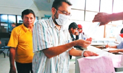 En los hospitales públicos cuidan de que se use barbijo y alcohol en gel. Foto: El Deber