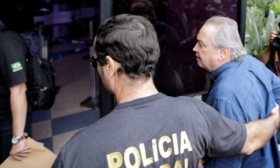  El exministro de Agricultura de Brasil, Wagner Rossi, es escoltado por un oficial al llegar a la sede de la policía federal en Sao Paulo, Brasil