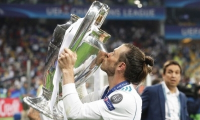 Gareth Bale besa el trofeo de la Champions League. | Fuente: EFE