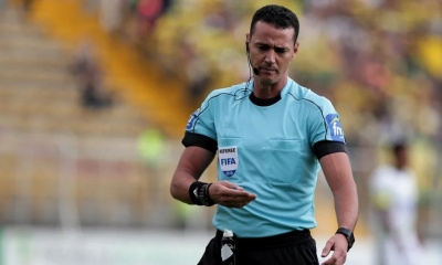 El primer partido internacional dirigido por Wilmar Roldán se dio en el 2008 recién recibió la insignia de la FIFA.