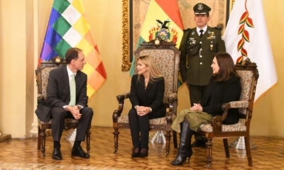 Stefhan Duppel, embajador de la República de Alemania, junto a la presidenta Jeanine Áñez y la canciller del Estado, Karen Longaric. | @MRE_Bolivia