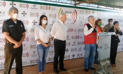 El ministro Willy Rojo hace uso de la palabra diurante la conferencia conjunta en Santa Cruz