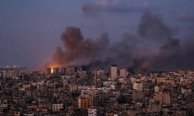Se eleva humo tras un ataque aéreo israelí en el norte de la ciudad de Gaza, 12 de octubre.