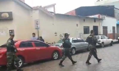 Medina llegó con fuerte resguardo policial/Foto. Captura de pantalla