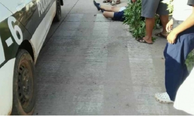 Una motocicleta y un microbús de transporte público protagonizaron un choque