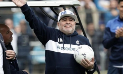 Diego Armando Maradona, entrenador de Gimnasia Esgrima La Plata. | eltiempo.com