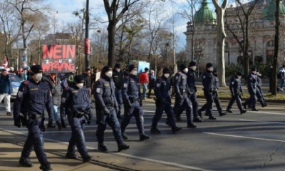 Cientos de personas se manifiestan en Viena, Austria, contra la vacunación obligatoria por la Covid-19