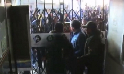 Estudiantes atacaron el edificio donde funciona el canal estatal Bolivia TV. Foto. RRSS