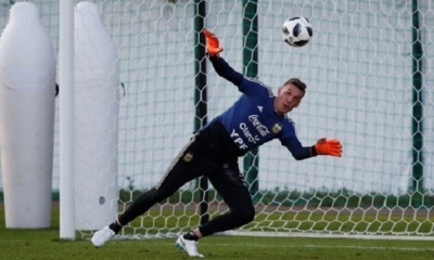 Armani atajará ante Nigeria luego del pedido popular. Willy Caballero debe ir al banco. Foto: Reuters