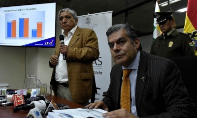 El ministro de Obras Públicas, Iván Arias, junto al gerente de BoA, Juan Carlos Ossio. Archivo
