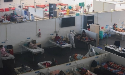 Los pacientes son vistos dentro de un centro de cuarentena para la enfermedad por coronavirus (COVID-19) en Navi Mumbai.