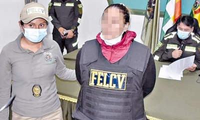 Policía presenta a la mujer procesada por violencia contra su hijo.