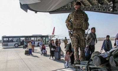 Ciudadanos británicos y ciudadanos con doble nacionalidad abordan un avión militar en el aeropuerto de Kabul, Afganistán