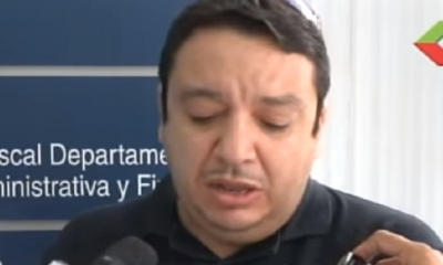 El  abogado, Juan Ramón Quezada presentó la maleta/Foto. Captura de pantalla 
