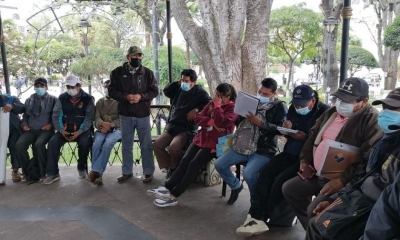 La reunión que sostuvieron presidentes de barrios sobre el aeropuerto Juana Azurduy.