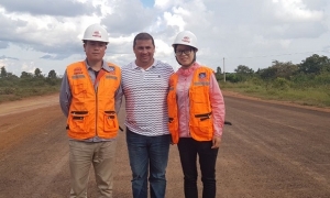 Gobernador Alex Ferrier, verificando los avances de la obra