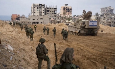 Esta fotografía publicada por el ejército israelí el 2 de enero de 2024 muestra a soldados israelíes operando en la Franja de Gaza