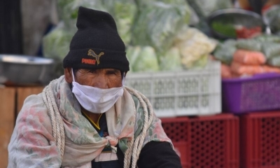 Una persona lleva un barbijo para protegerse durante la pandemia. / Foto: ABI