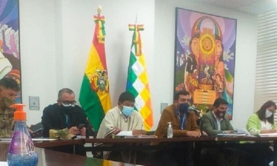 El viceministro de Autonomías, Álvaro Ruiz, en reunión por conflictos limítrofes entre Potosí y Oruro. 