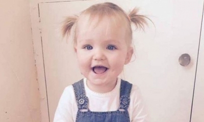 Ellie-May Minshull-Coyle fue encerrada en una jaula por sus padres.