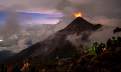 Vista del volcán de Fuego en erupción en Acatenango