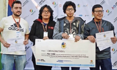 Octavio Subirana (tutor del equipo), Eduardo Vargas, Piter Santa Cruz y Brayan Durán recibiendo el premio. Foto: Said Pérez