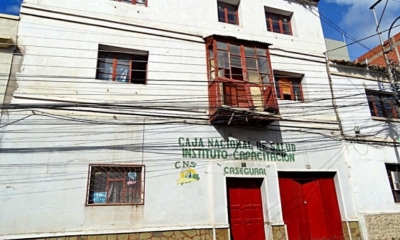 Un antiguo balcón de madera podría ceder con las lluvias, está sujetado en los cables.