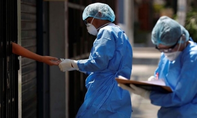 Personal del Ministerio de Salud de Perú durante una toma de muestra para Covid-19, en Lima. | Foto archivo | EFE