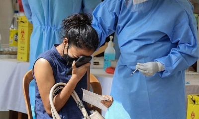 Una joven de Sri Lanka recibe la vacuna contra la Covid-19. | Foto ilustrativa