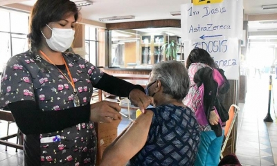 La aplicación de tercera dosis o refuerzo con la vacuna de AstraZeneca.