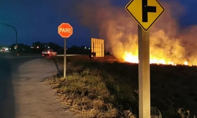 Efectivos de la Policía Boliviana en Yacuiba, lograron con esfuerzo sofocar varios incendios por quemas ilegales en Yacuiba