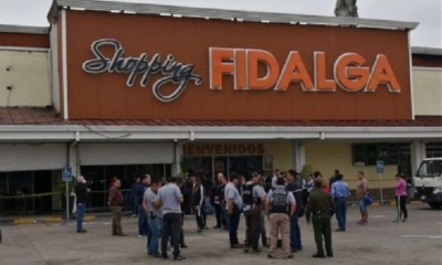 La comisión de fiscales y los investigadores policiales inspeccionan el supermercado. Foto: El Deber
