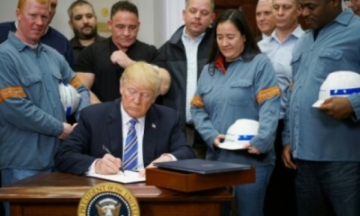 El presidente Donald Trump firma decreto sobre las tarifas al aluminio y el acero en la Casa Blanca el 8 de marzo de 2018