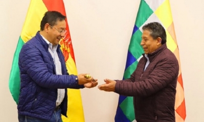 El presidente Luis Arce entrega el Bastón de Mando al vicepresidente David Choquehuanca.