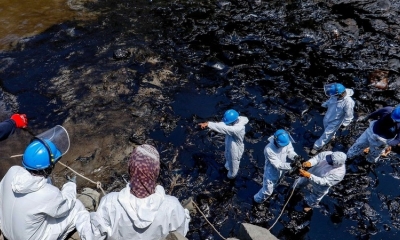 Las autoridades temen que al menos 6.000 barriles de petróleo fueron derramanos en el Pacífico durante el incidente.