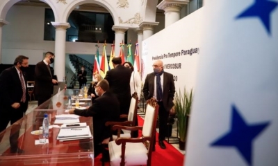 Autoridades y funcionarios del Ministerio de Relaciones Exteriores del Paraguay, son vistos en la sala de reuniones tras finalizar la LVI Reunión