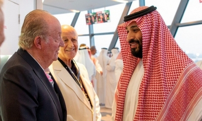 El príncipe saudí Mohammed bin Salman habla con el rey emérito Juan Carlos I en Abu Dab