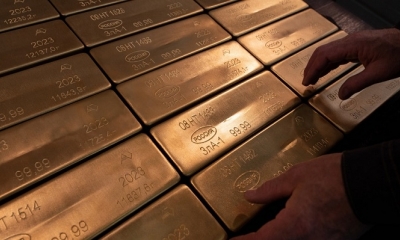 Una vista de los lingotes de oro puro al 99,99 %, que se colocan en una sala de trabajo de la planta de refinación de Novosibirsk, en Rusia